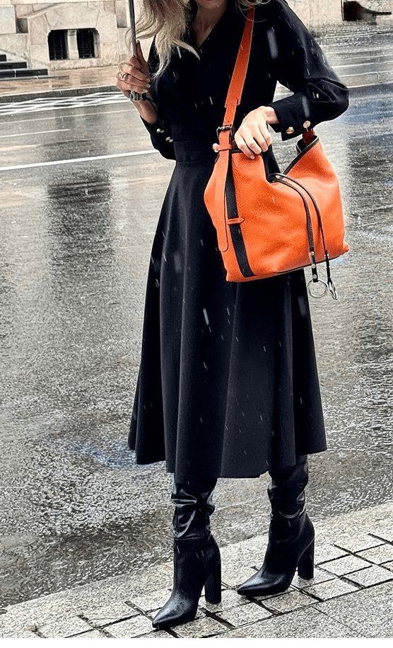 Model purtând geantă Milstar creată în atelier marochinărie