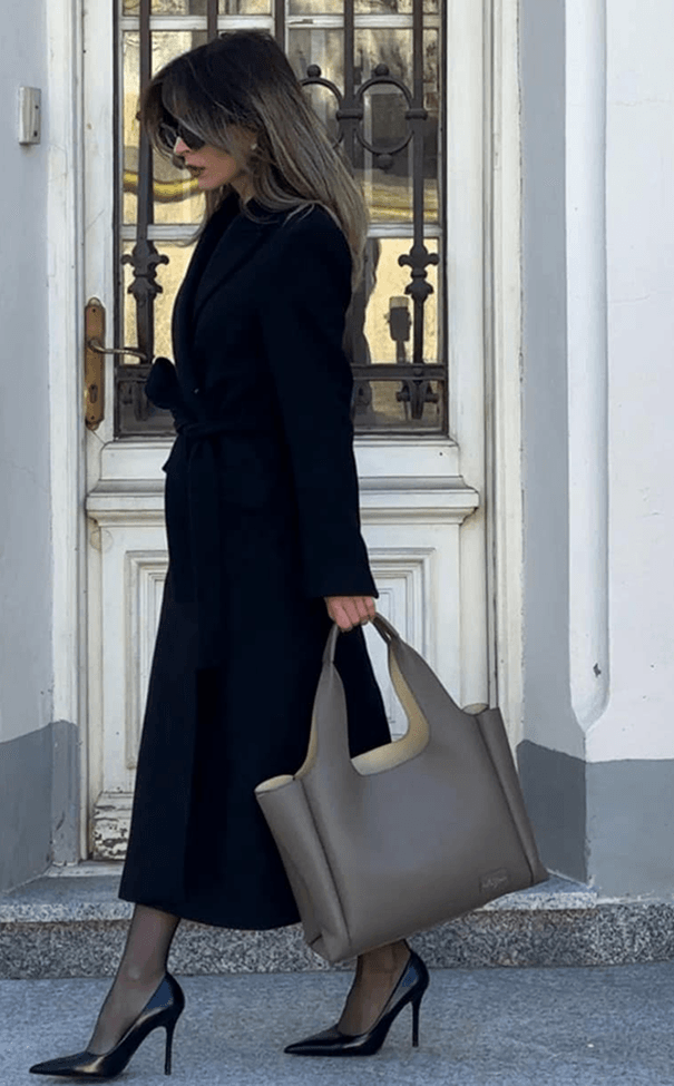 Femeie cu geantă din piele naturală lucrată manual Milstar